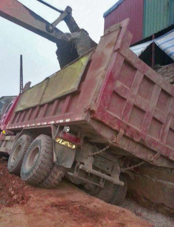 Xe ben đè sập tường nhà dân lúc rạng sáng - ảnh 1