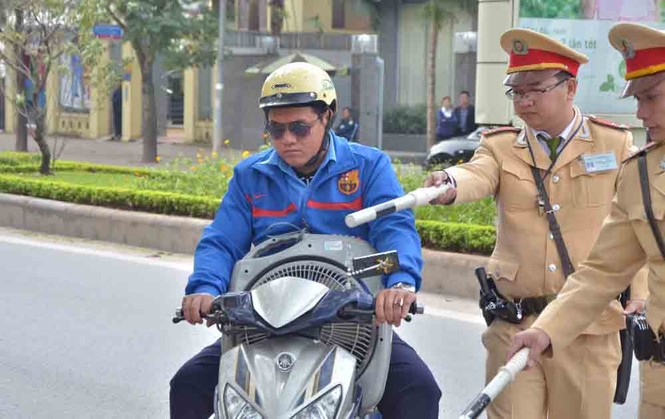 Xử phạt nhiều 'ma men' với máy đo nồng độ cồn mới - ảnh 4