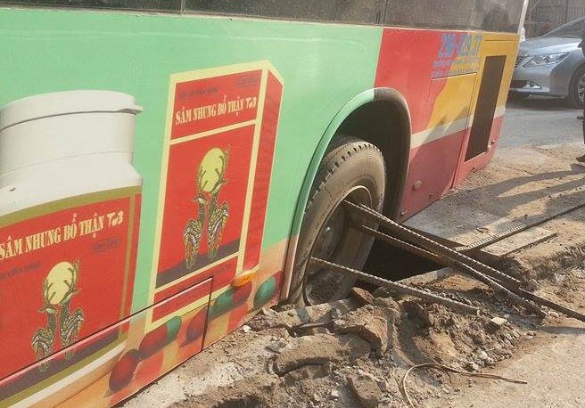 Hà Nội: Xe buýt mắc kẹt dưới hố ga sát nơi sập giàn giáo - ảnh 1