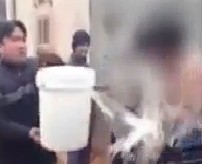 10 video ‘hot’: 3 thanh niên 'đóng kịch' trộm xe máy trước mặt bảo vệ - ảnh 5