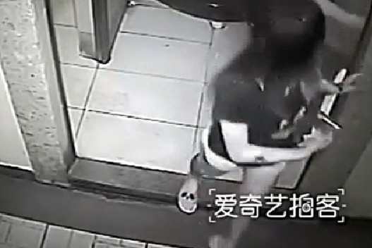 10 video ‘hot’: 3 thanh niên 'đóng kịch' trộm xe máy trước mặt bảo vệ - ảnh 2