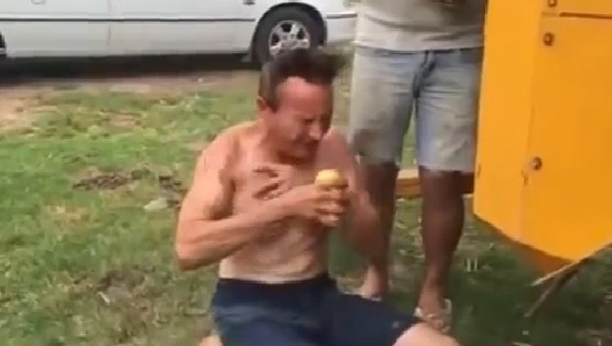 10 video ‘hot’: 3 thanh niên 'đóng kịch' trộm xe máy trước mặt bảo vệ - ảnh 8