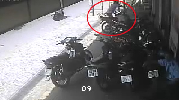 10 video ‘hot’: 3 thanh niên 'đóng kịch' trộm xe máy trước mặt bảo vệ - ảnh 1