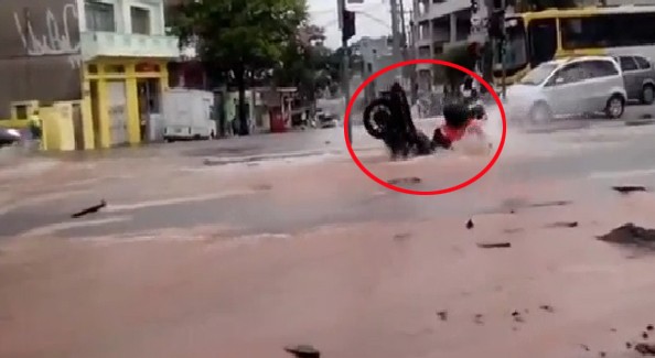 10 video ‘hot’: 3 thanh niên 'đóng kịch' trộm xe máy trước mặt bảo vệ - ảnh 6