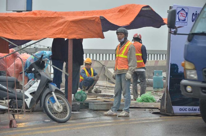 Hàng trăm ô tô đi 'chậm như sên' trên cầu Thăng Long - ảnh 5