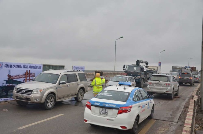 Hàng trăm ô tô đi 'chậm như sên' trên cầu Thăng Long - ảnh 6