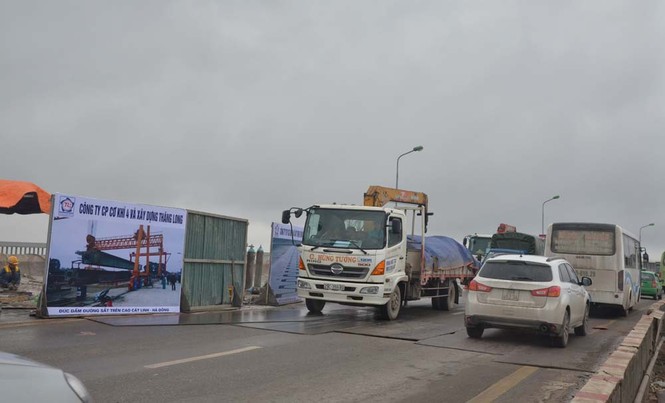 Hàng trăm ô tô đi 'chậm như sên' trên cầu Thăng Long - ảnh 3