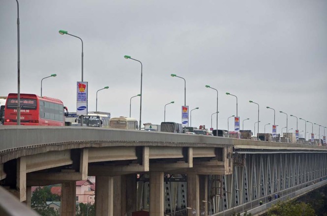 Hàng trăm ô tô đi 'chậm như sên' trên cầu Thăng Long - ảnh 9