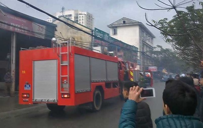 Hà Nội: Cháy lớn thiêu rụi gara ôtô - ảnh 1