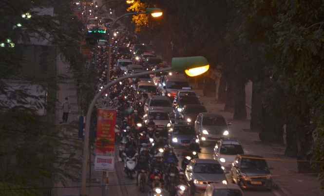 Những tuyến đường 'hành xác' ở Hà Nội vào giờ cao điểm - ảnh 14