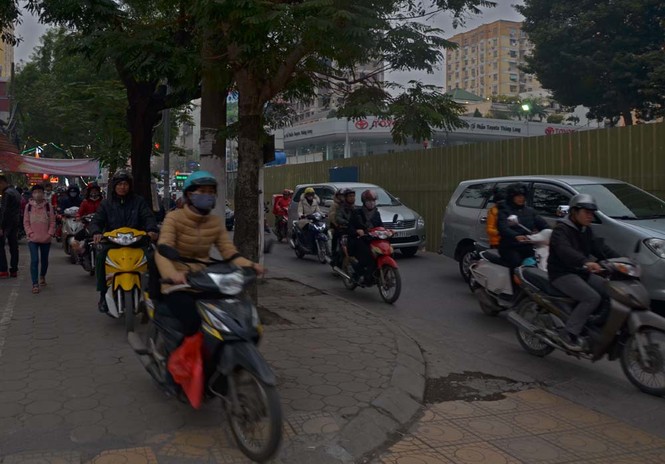 Những tuyến đường 'hành xác' ở Hà Nội vào giờ cao điểm - ảnh 11