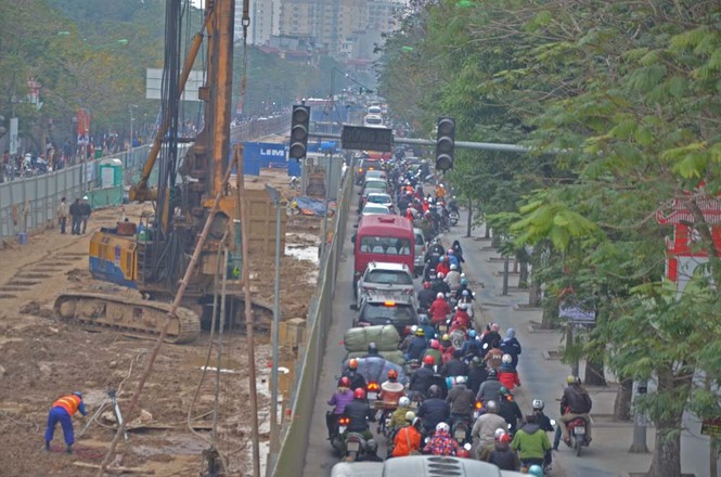 Những tuyến đường 'hành xác' ở Hà Nội vào giờ cao điểm - ảnh 13