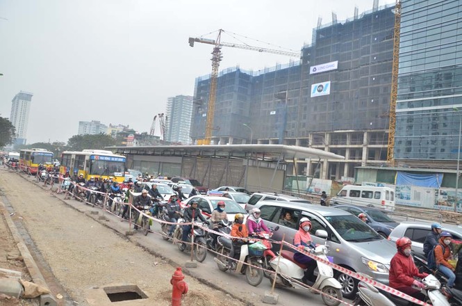 Những tuyến đường 'hành xác' ở Hà Nội vào giờ cao điểm - ảnh 9