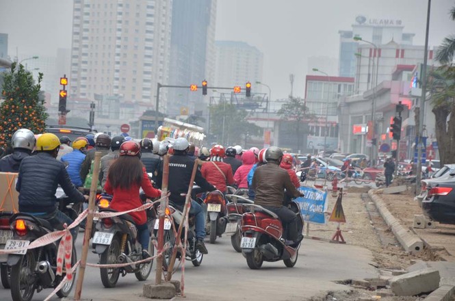 Những tuyến đường 'hành xác' ở Hà Nội vào giờ cao điểm - ảnh 8