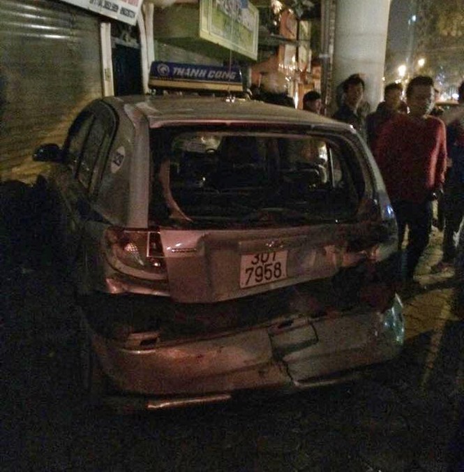 Xế hộp hất taxi bay lên vỉa hè phá hỏng cửa nhà dân - ảnh 1