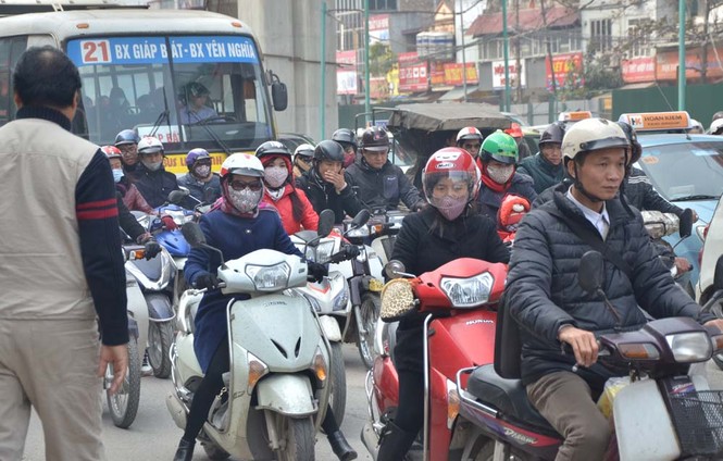 Những tuyến đường 'hành xác' ở Hà Nội vào giờ cao điểm - ảnh 4