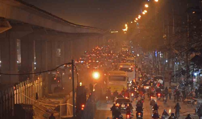 Những tuyến đường 'hành xác' ở Hà Nội vào giờ cao điểm - ảnh 2