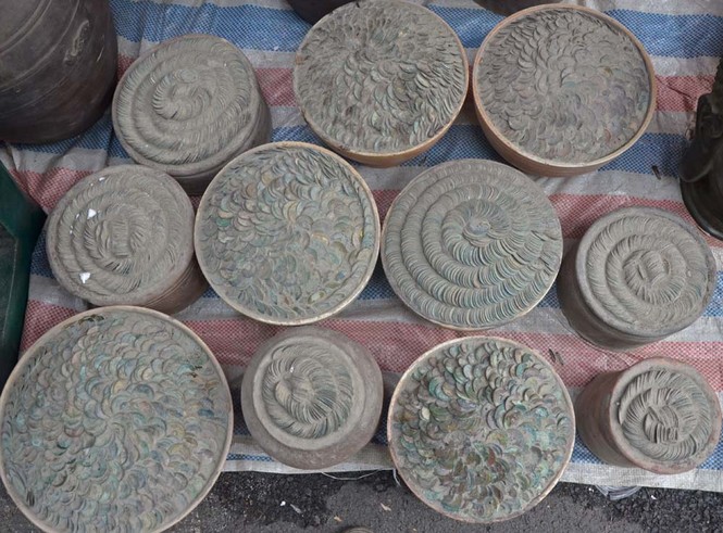 Tiền cổ bán cả chum ở vỉa hè, giá bạc triệu - ảnh 15