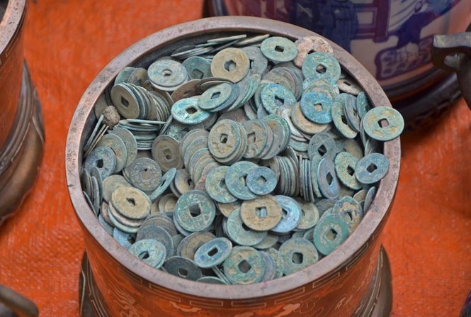 Tiền cổ bán cả chum ở vỉa hè, giá bạc triệu - ảnh 6