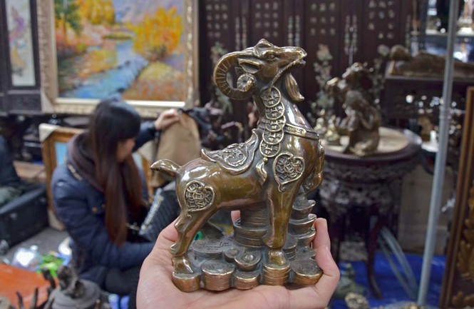 Cận cảnh tượng dê bằng đồng giá bạc triệu chơi Tết - ảnh 3