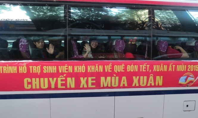 Chuyến xe mùa xuân cho sinh viên khó khăn về quê đón tết - ảnh 6