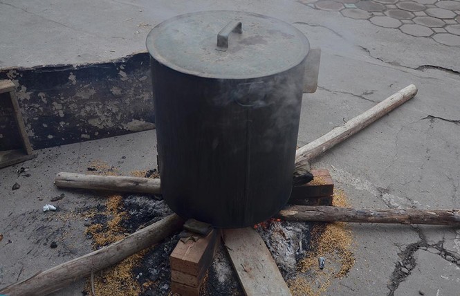 Người dân Thủ đô tất bật nổi lửa luộc bánh chưng đón Tết - ảnh 4