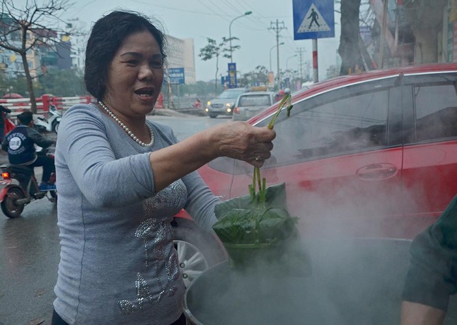 Người dân Thủ đô tất bật nổi lửa luộc bánh chưng đón Tết - ảnh 6