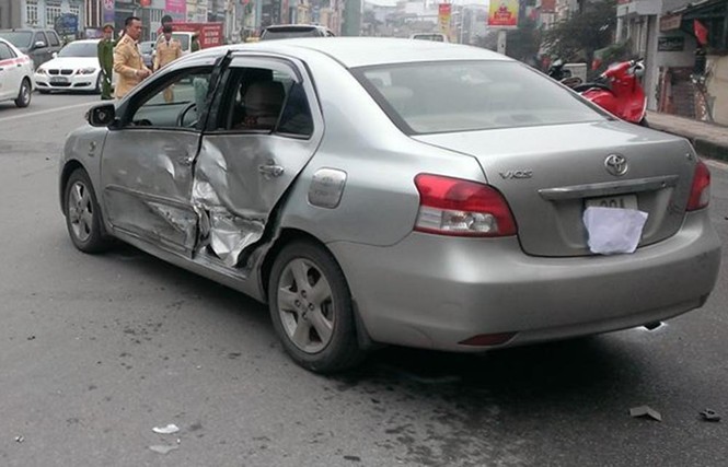 Xe bán tải đâm liên hoàn trên đường - ảnh 1