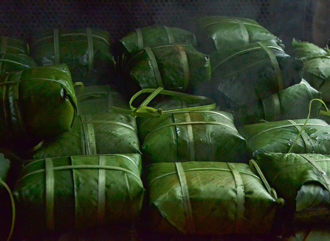 Người dân Thủ đô tất bật nổi lửa luộc bánh chưng đón Tết - ảnh 10