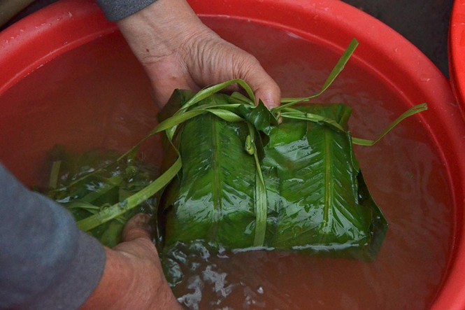 Người dân Thủ đô tất bật nổi lửa luộc bánh chưng đón Tết - ảnh 7
