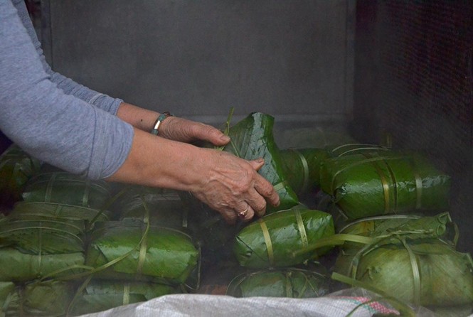 Người dân Thủ đô tất bật nổi lửa luộc bánh chưng đón Tết - ảnh 9