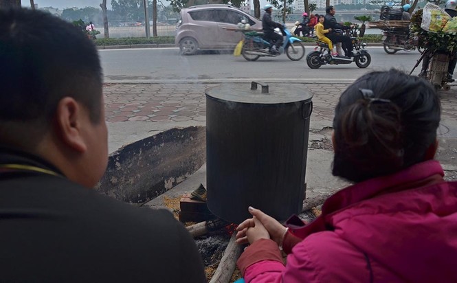 Người dân Thủ đô tất bật nổi lửa luộc bánh chưng đón Tết - ảnh 3