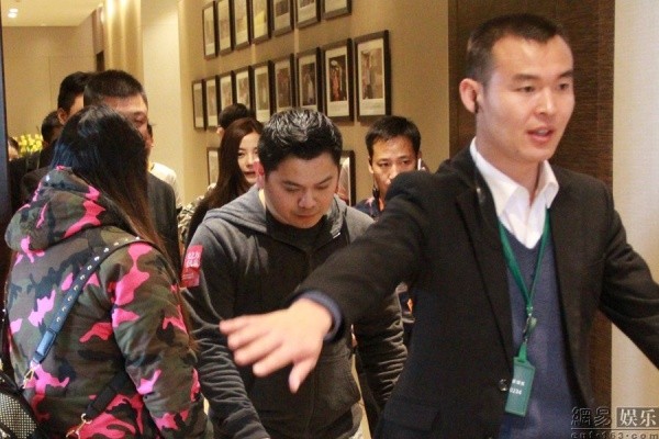 Triệu Vy tăng cân, lộ cằm mỡ trông thấy - ảnh 7