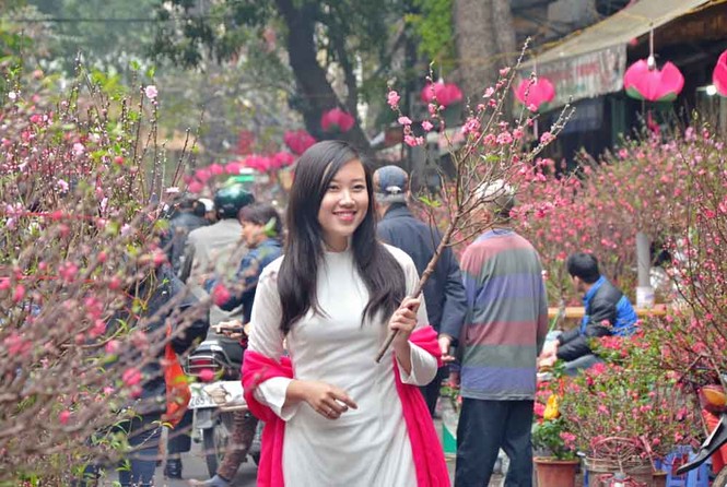 Chen chân ở chợ hoa Hàng Lược tìm lại Tết xưa - ảnh 1