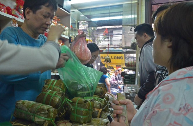 Hà Nội: Hết xếp hàng mua bánh chưng lại đến giò Tết - ảnh 3