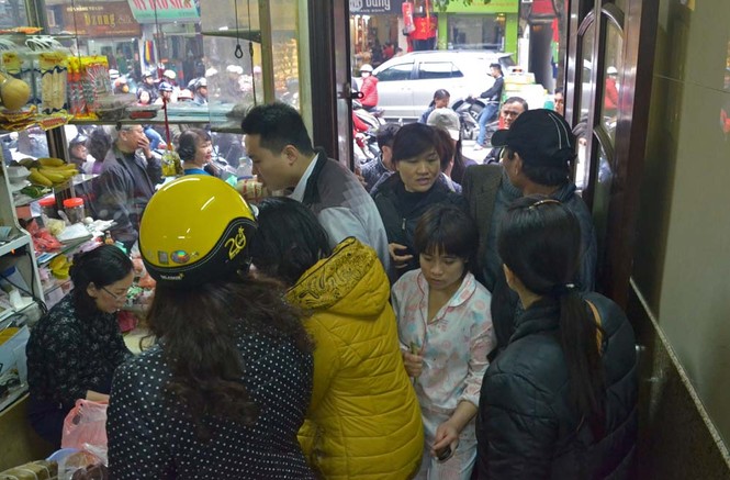 Hà Nội: Hết xếp hàng mua bánh chưng lại đến giò Tết - ảnh 4