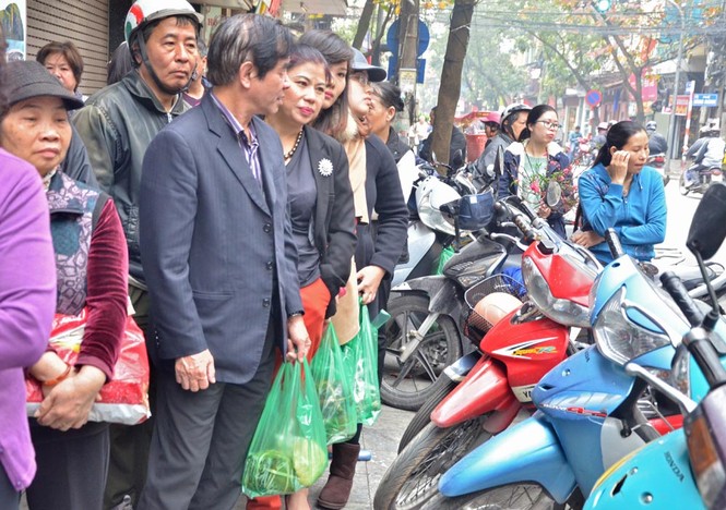 Hà Nội: Hết xếp hàng mua bánh chưng lại đến giò Tết - ảnh 6