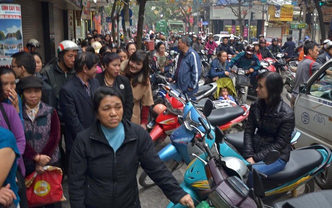 Hà Nội: Hết xếp hàng mua bánh chưng lại đến giò Tết - ảnh 1