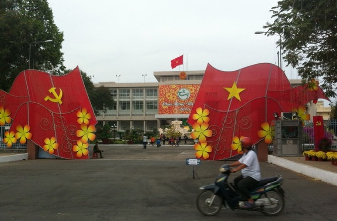Mồng Một rộn ràng góc phố phương Nam - ảnh 1