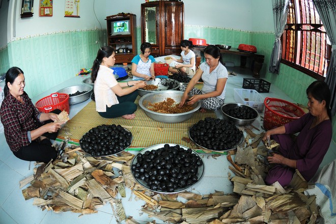 Thu bạc triệu mỗi ngày từ bánh ít lá gai dịp Tết - ảnh 4