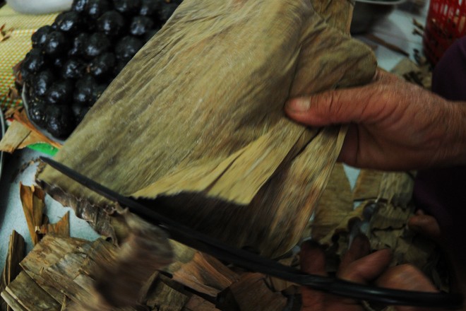 Thu bạc triệu mỗi ngày từ bánh ít lá gai dịp Tết - ảnh 5