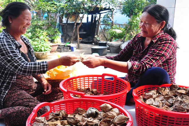 Thu bạc triệu mỗi ngày từ bánh ít lá gai dịp Tết - ảnh 9
