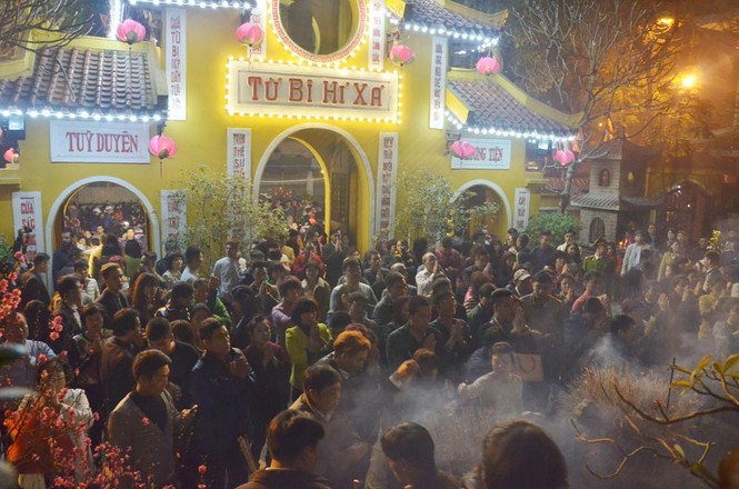 Người dân Hà thành nô nức đi lễ chùa ngày đầu năm - ảnh 1