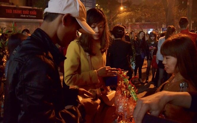 Người dân Hà thành nô nức đi lễ chùa ngày đầu năm - ảnh 11