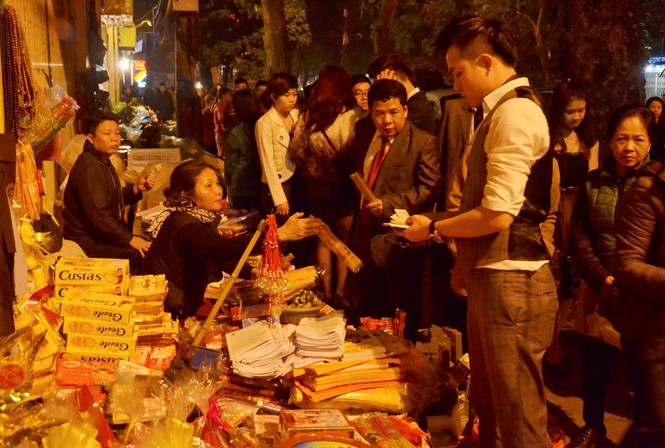Người dân Hà thành nô nức đi lễ chùa ngày đầu năm - ảnh 8