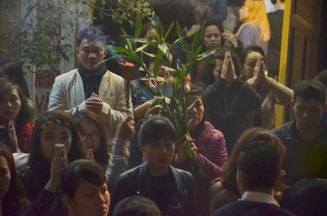 Người dân Hà thành nô nức đi lễ chùa ngày đầu năm - ảnh 9