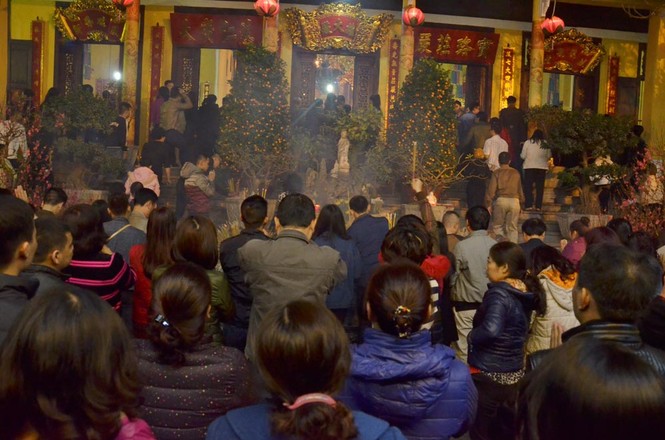 Người dân Hà thành nô nức đi lễ chùa ngày đầu năm - ảnh 7