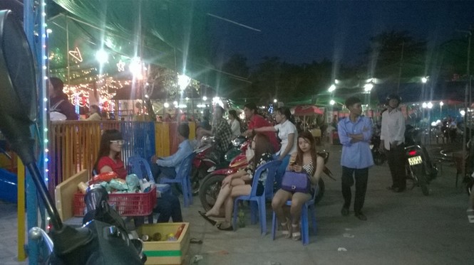 Khu vui chơi tăng giá vẫn đông người - ảnh 1