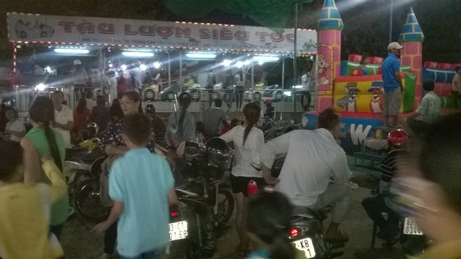 Khu vui chơi tăng giá vẫn đông người - ảnh 3