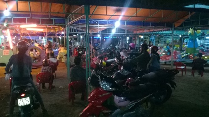 Khu vui chơi tăng giá vẫn đông người - ảnh 5